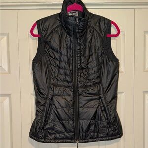 REI Womens Med Black Lightweight adorable fitted vest for fall or wint- like new